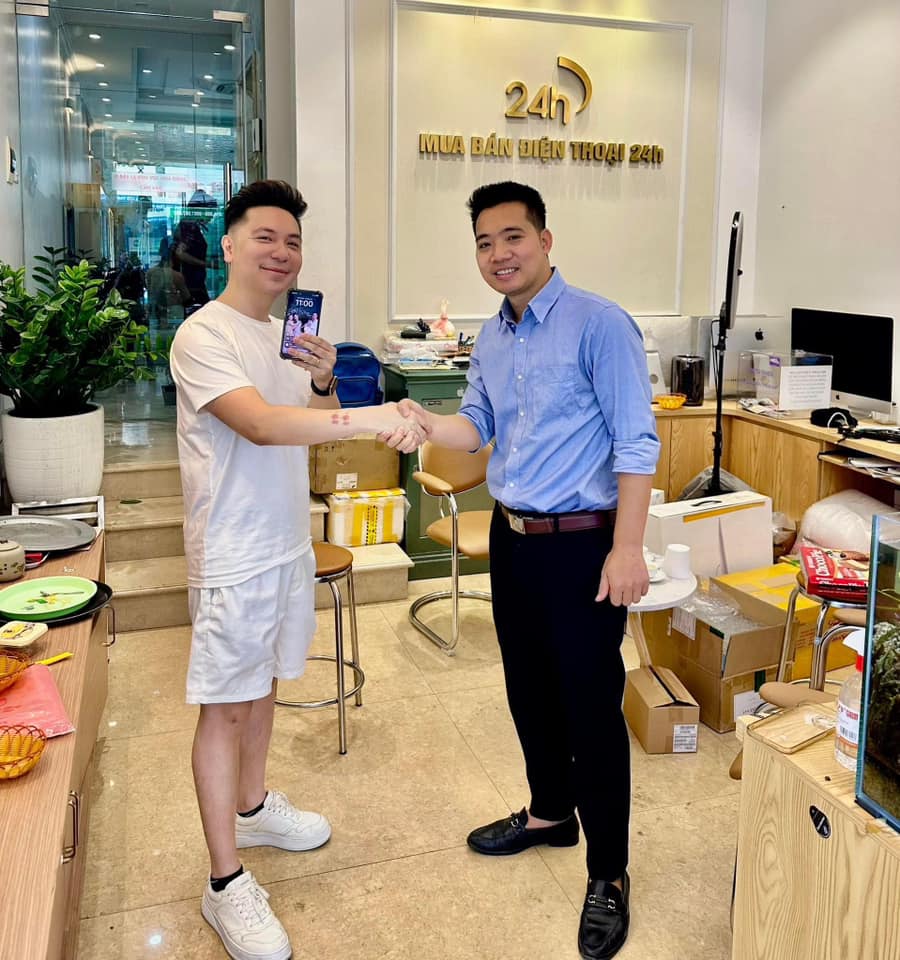 ca sỹ Minh Vương M4U mua điện thoại iphone 15 tại mb24h